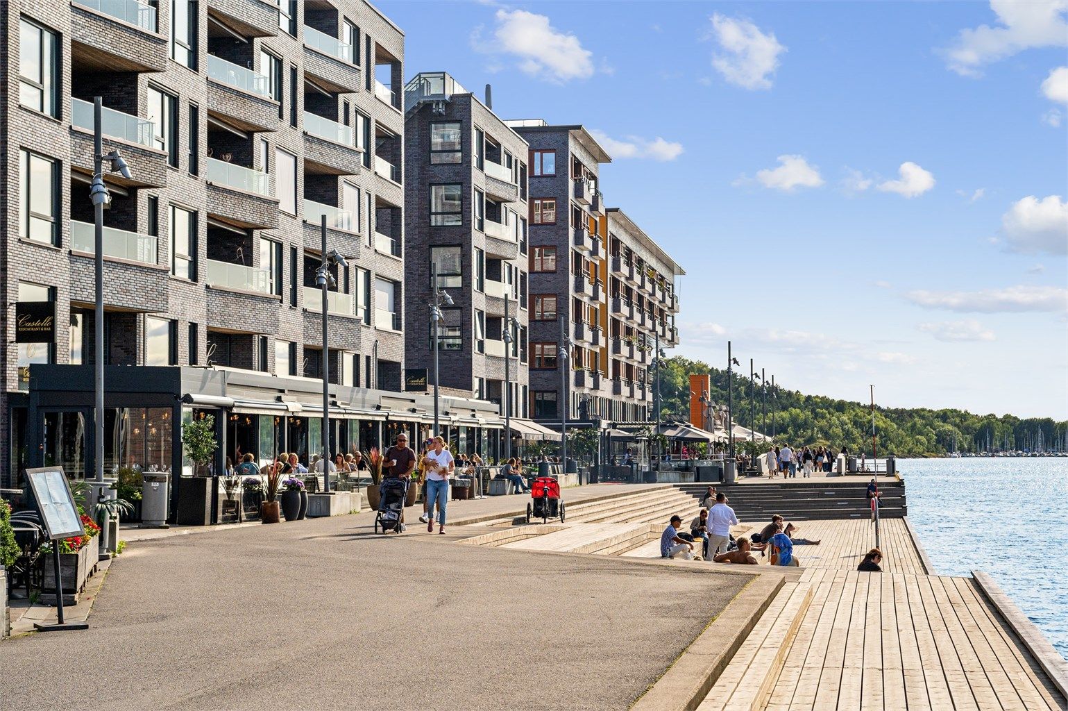 Nærområdet: Ettertraktet beliggenhet med et rikt utvalg av restauranter, kulturtilbud, bademuligheter og fasiliterer utenfor døren. Samtidig ligger boligen tilbaketrukket til i stille gårdsrom.