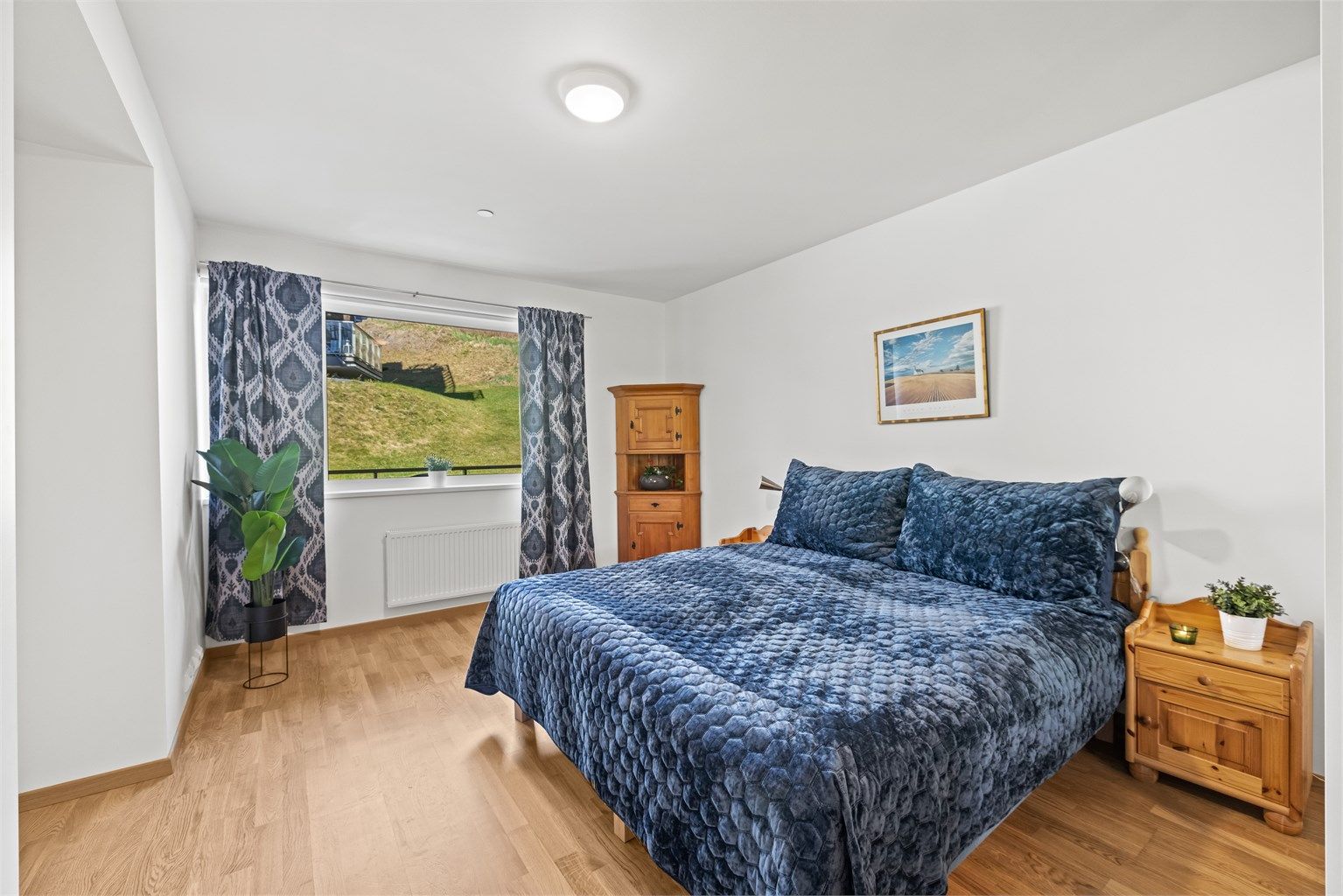 Hovedsoverommet har god plass til dobbeltseng og oppbevaringsmøbler.