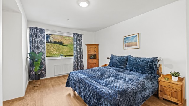 Hovedsoverommet har god plass til dobbeltseng og oppbevaringsmøbler.