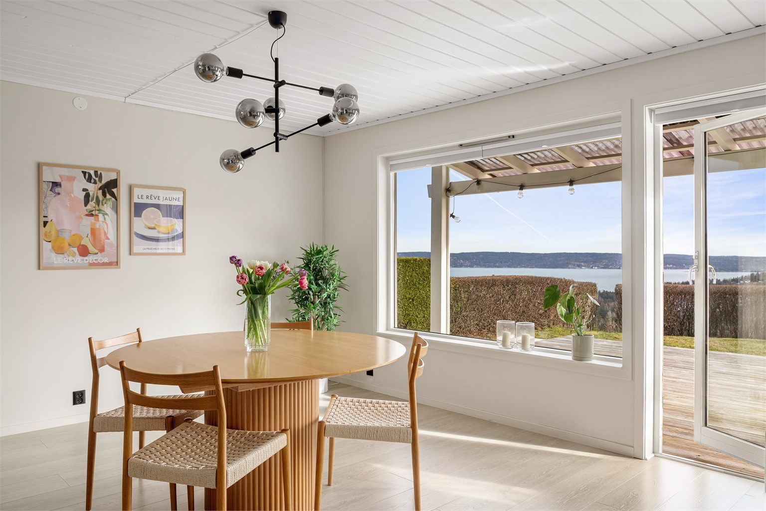 Mellom spisestue og stuen er det utgang til terrasseplatting og hage