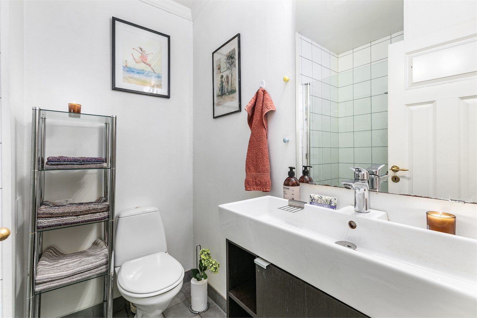 Badet er fra ukjent årstall og har flislagt gulv med varmekabler.