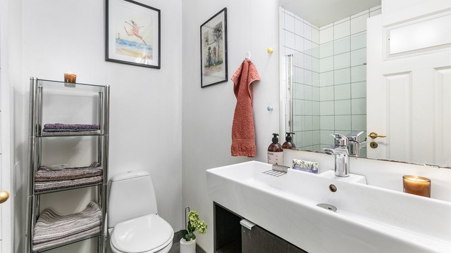 Badet er fra ukjent årstall og har flislagt gulv med varmekabler.