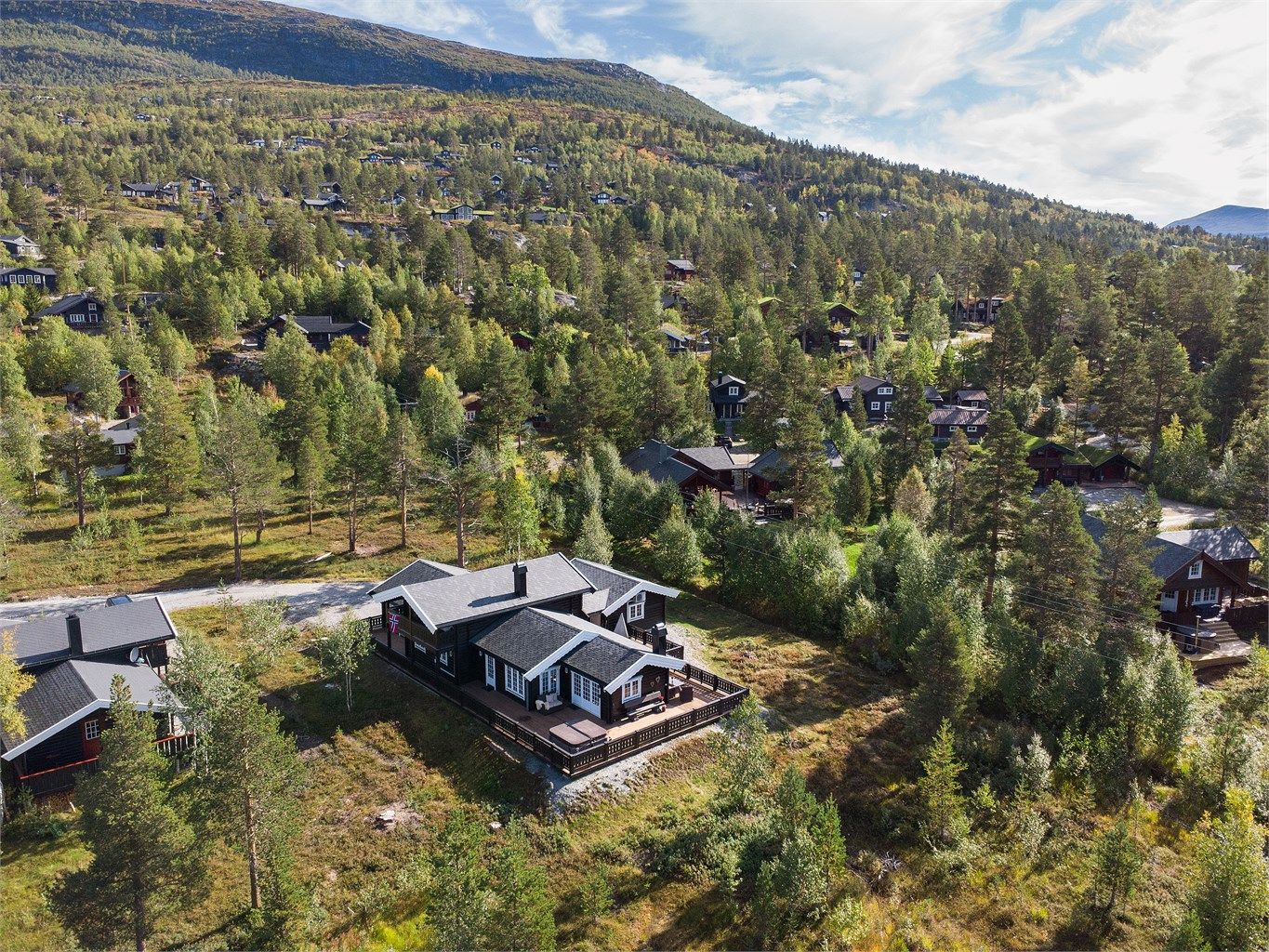 Eiendommen har en usjenert plassering i Øvre Fossfeltet.
