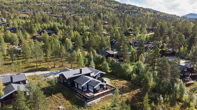 Eiendommen har en usjenert plassering i Øvre Fossfeltet.