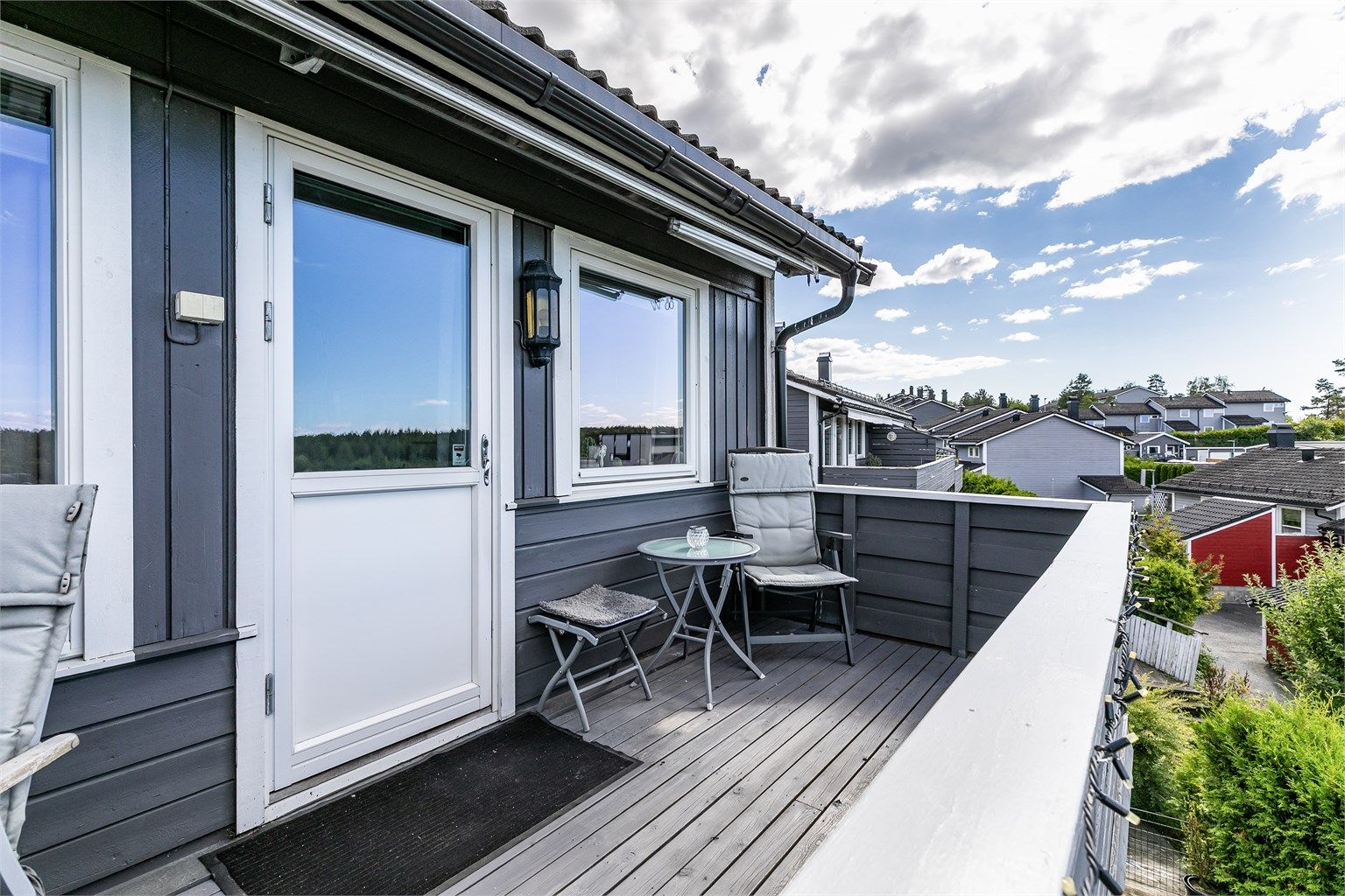 Dagen gjennom er det alltid et sted med sol rundt boligen. På denne siden fra tidlig ettermiddag til sen kveld sommerstid.