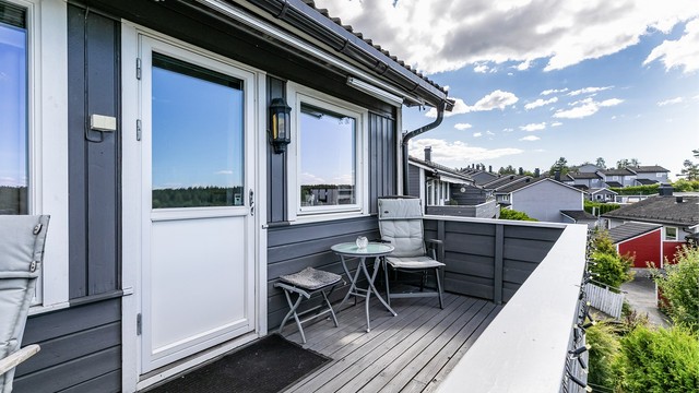Dagen gjennom er det alltid et sted med sol rundt boligen. På denne siden fra tidlig ettermiddag til sen kveld sommerstid.