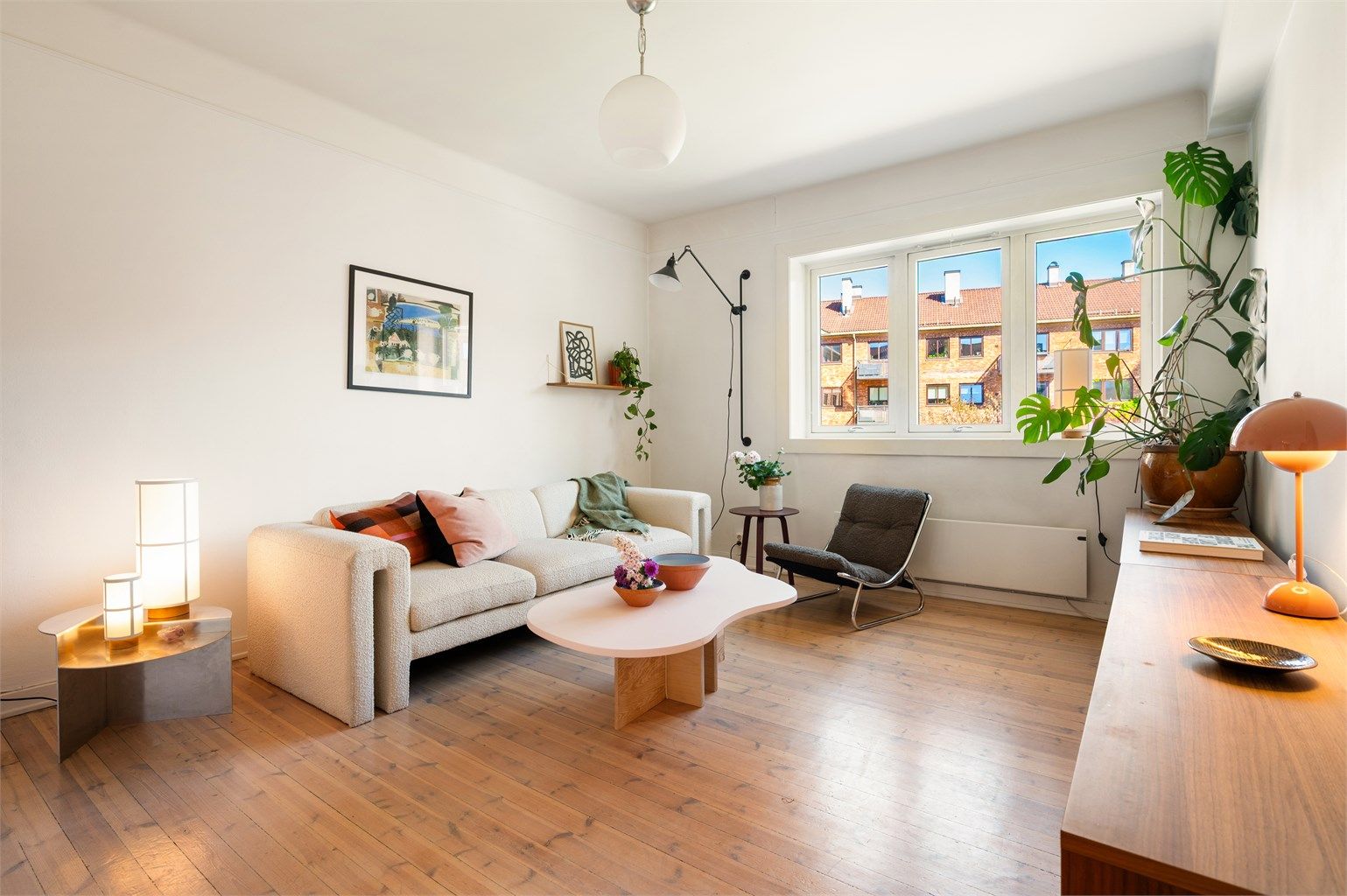 Leiligheten har en sosial og god planløsning med romslig stue og kjøkken