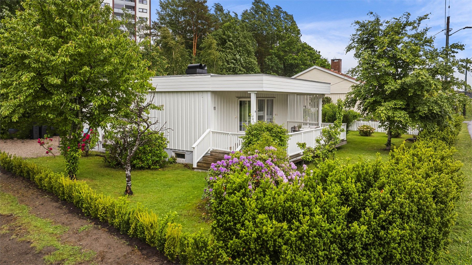 Boligen har en svært attraktiv og familievennlig beliggenhet på populære Ranvik, i et etablert og ettertraktet boligområde med kort vei til sentrum