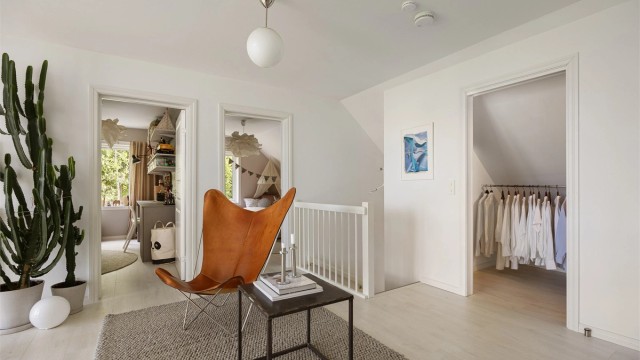 Loftstuen fungerer som et bindeledd mellom soverommene og badet i etasjen.
