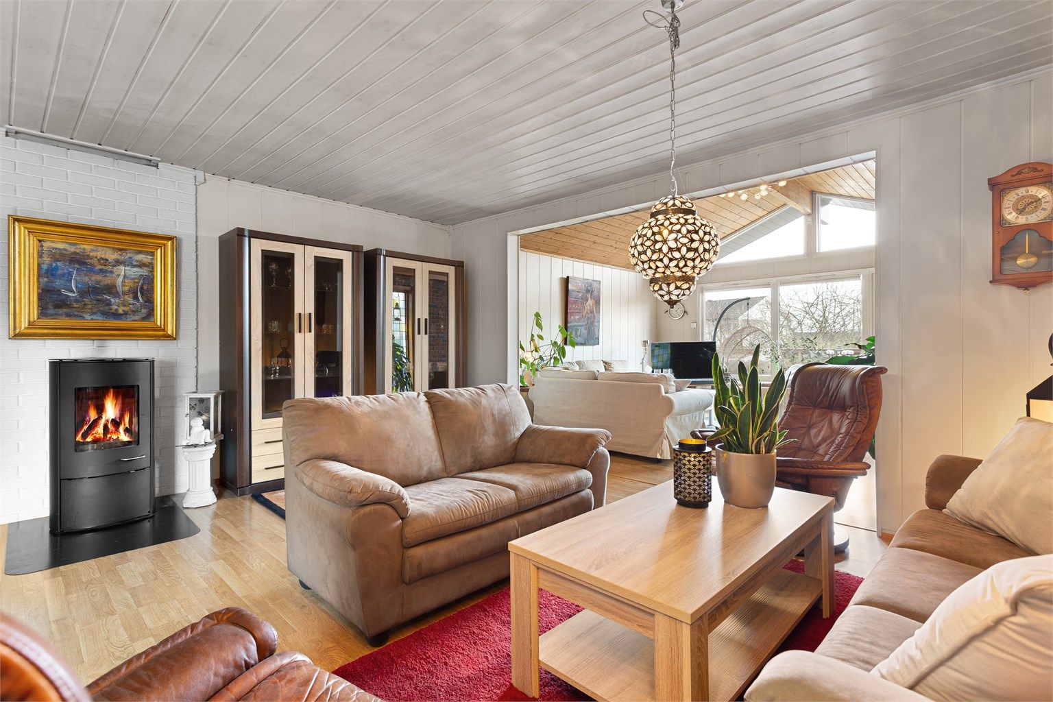 Boligen har flere ildsteder. I den opprinnelige stuedelen står en effektiv peisovn med glassdør.