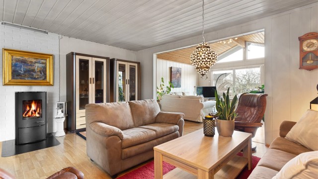 Boligen har flere ildsteder. I den opprinnelige stuedelen står en effektiv peisovn med glassdør.