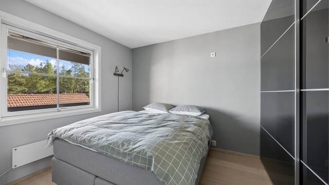 Leiligheten har to soverom -Soverom nr. 1 er av god størrelse med plass til stor dobbeltseng og tilhørende nattbord.