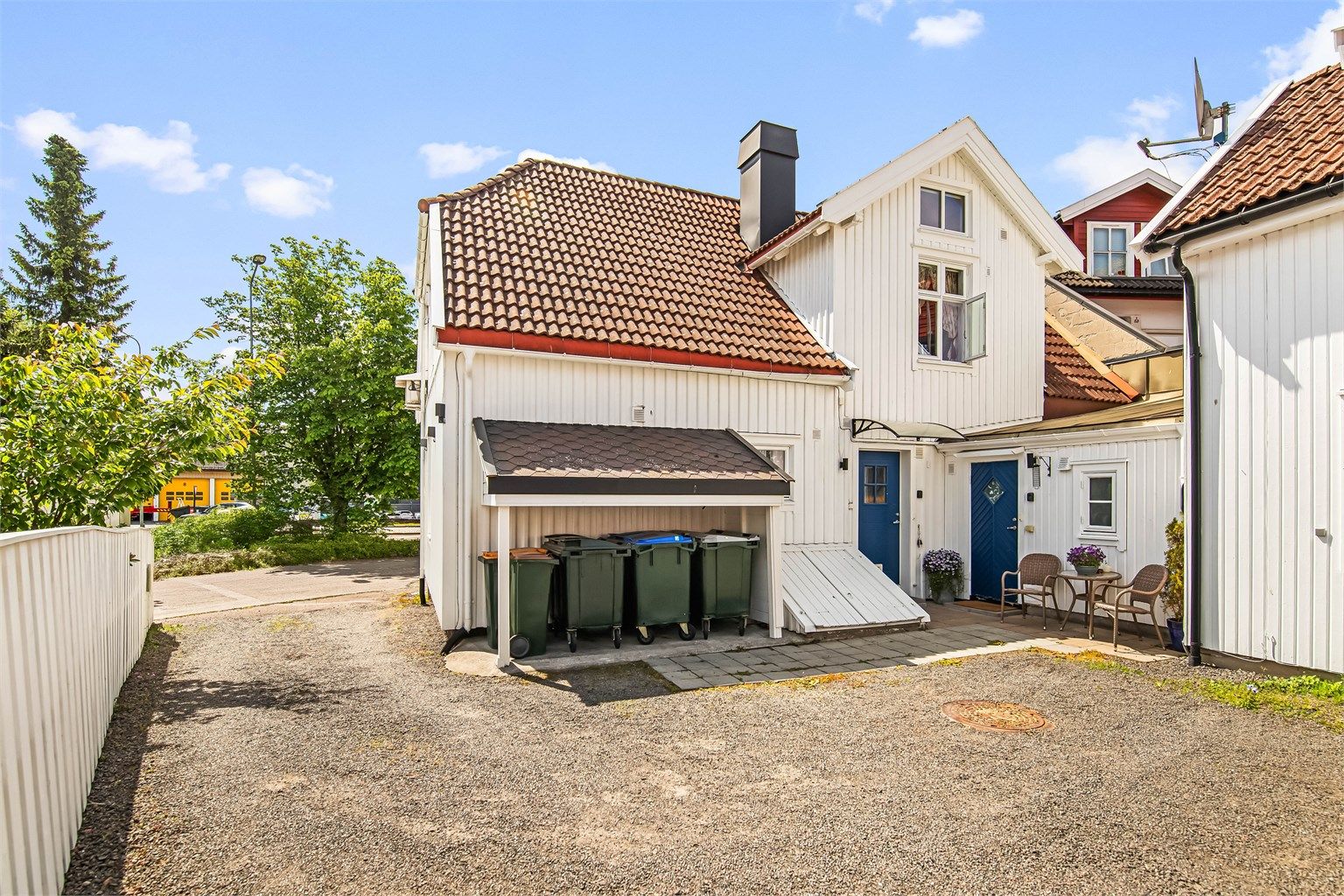 Boligen ligger innerst i en blindvei, med en skjermet og koselig tomt - like ved sentrumskjernen!