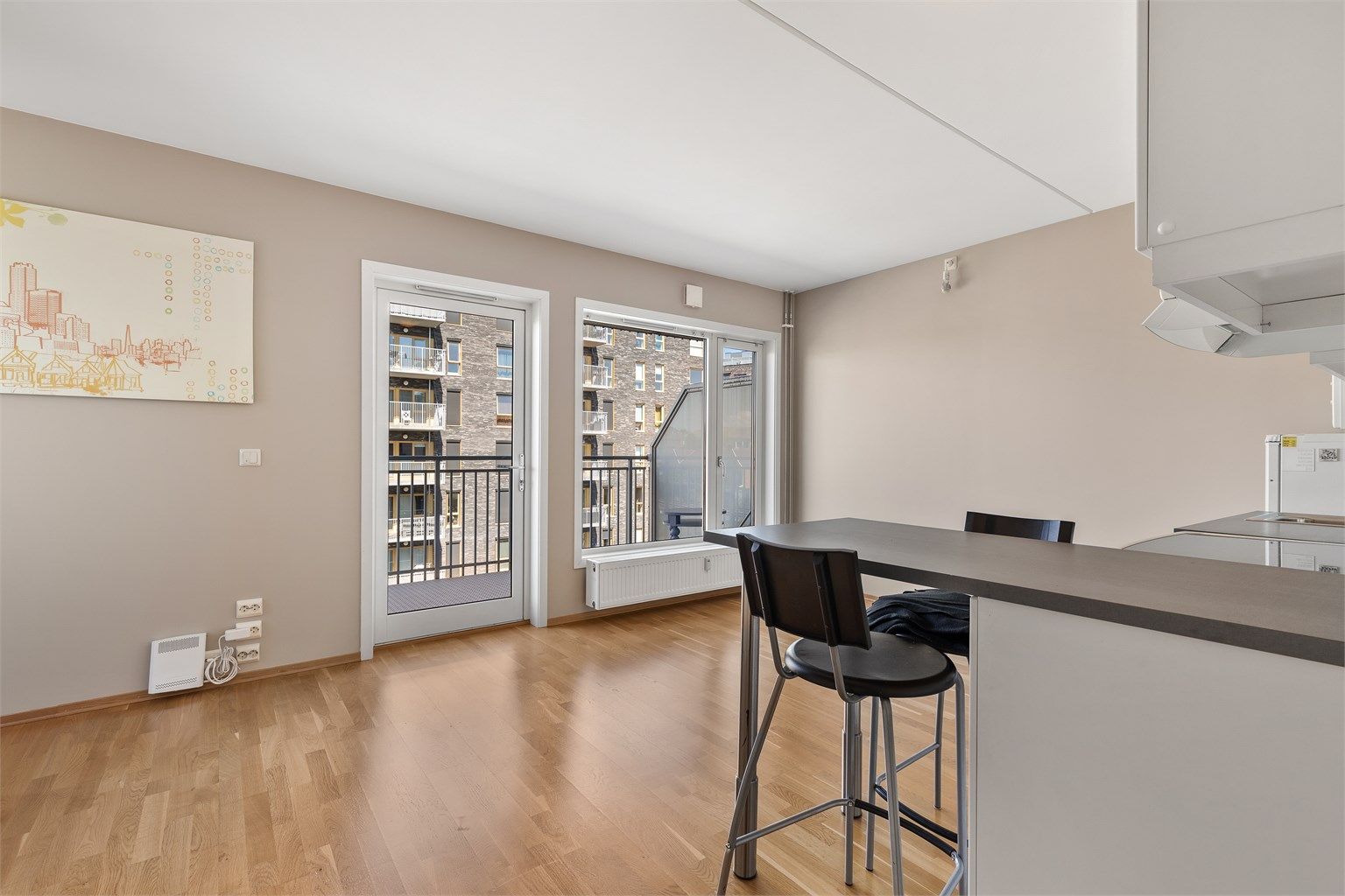 Stuen er lys og innbydende med store vindusflater som sørger for rikelig med lysinnslipp. 