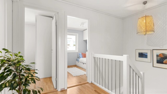 Trappegang med adkomst via luke i himling med stige adkomst til kaldtloft med godt med lagringsplass