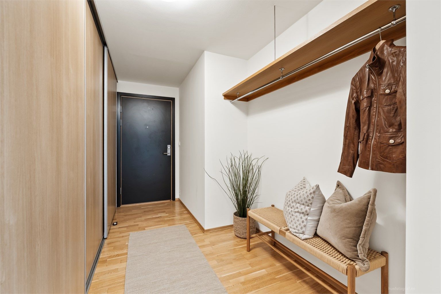 Entré med stor skyvedørsgarderobe og plass til klesoppheng.