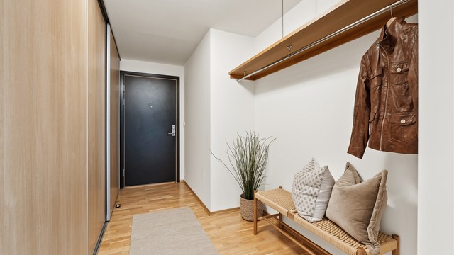 Entré med stor skyvedørsgarderobe og plass til klesoppheng.