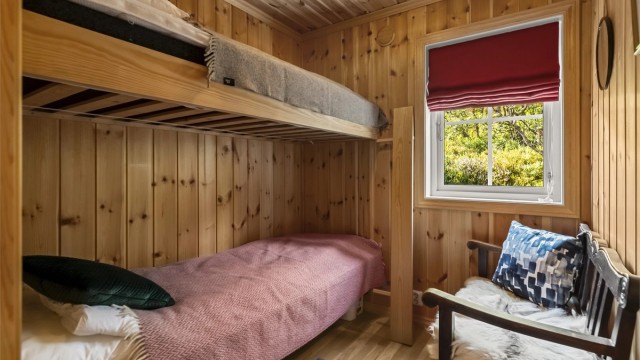 To av soverommene er innredet med arealeffektive køyesenger.