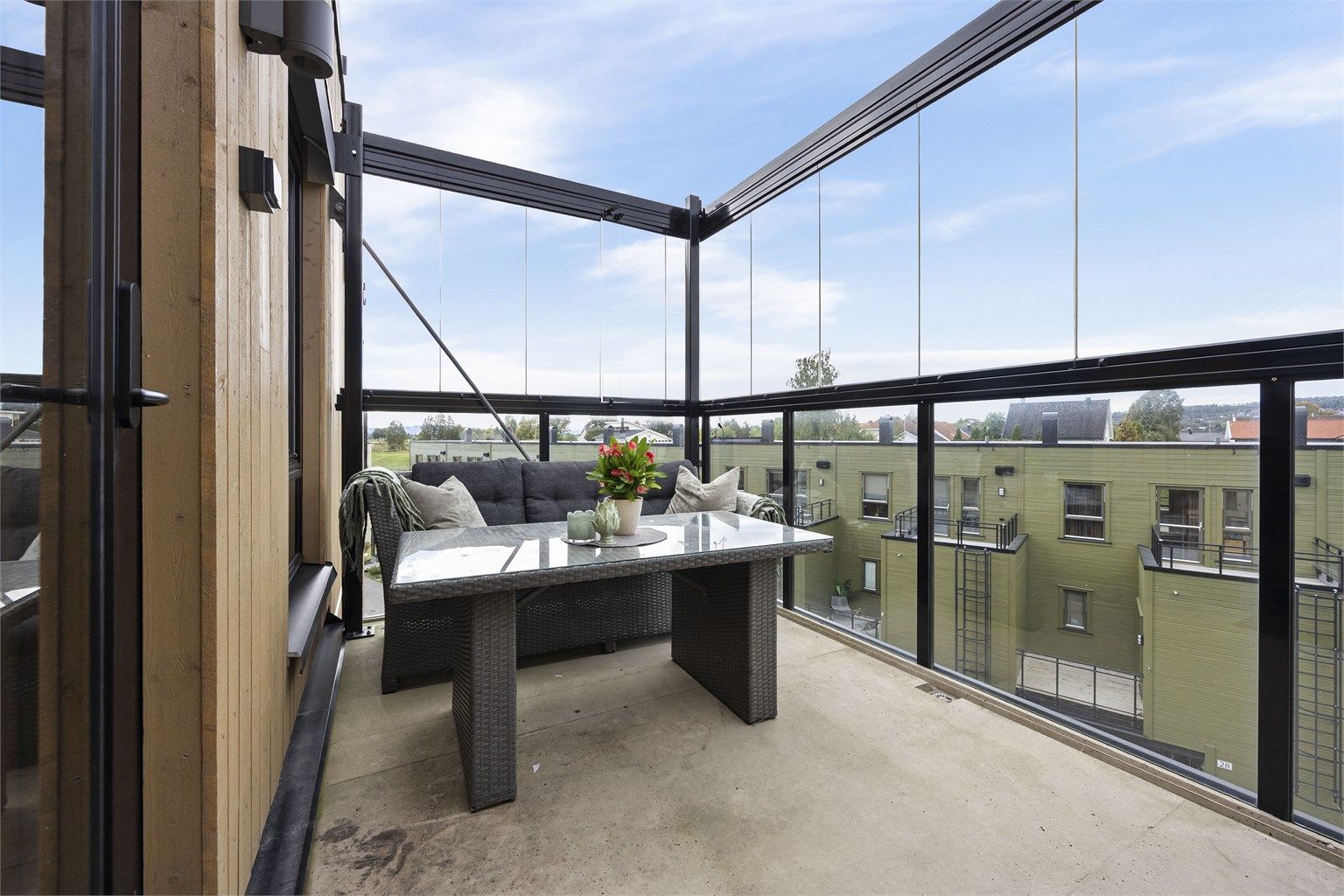 Moderne eierleilighet i Fabeltunet fra 2023 med god standard og egen innglasset balkong.
Foto: Espen Edin Døhlen