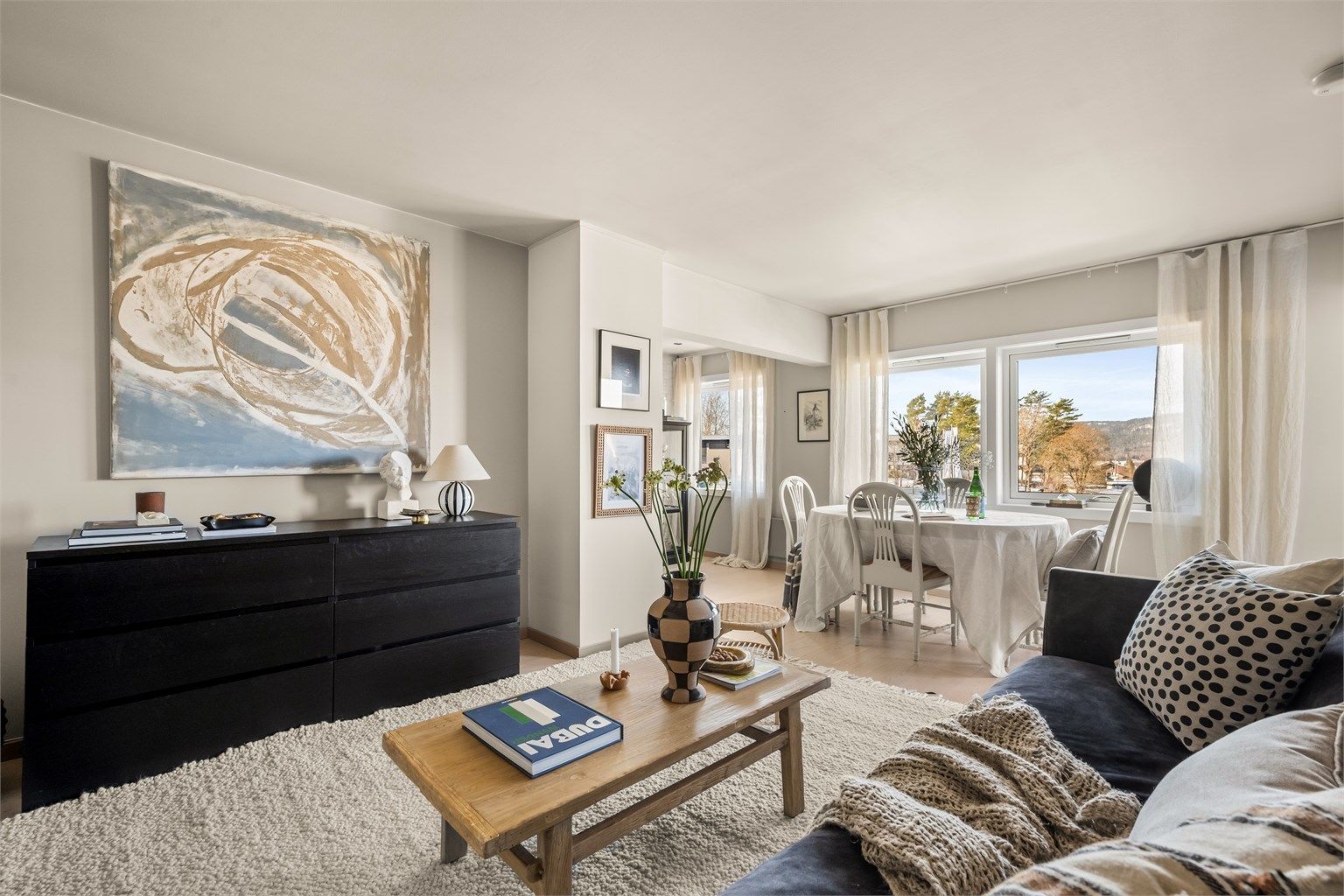 En innbydende og arealeffektiv 2-roms toppleilighet med balkong og en fantastisk utsikt. 