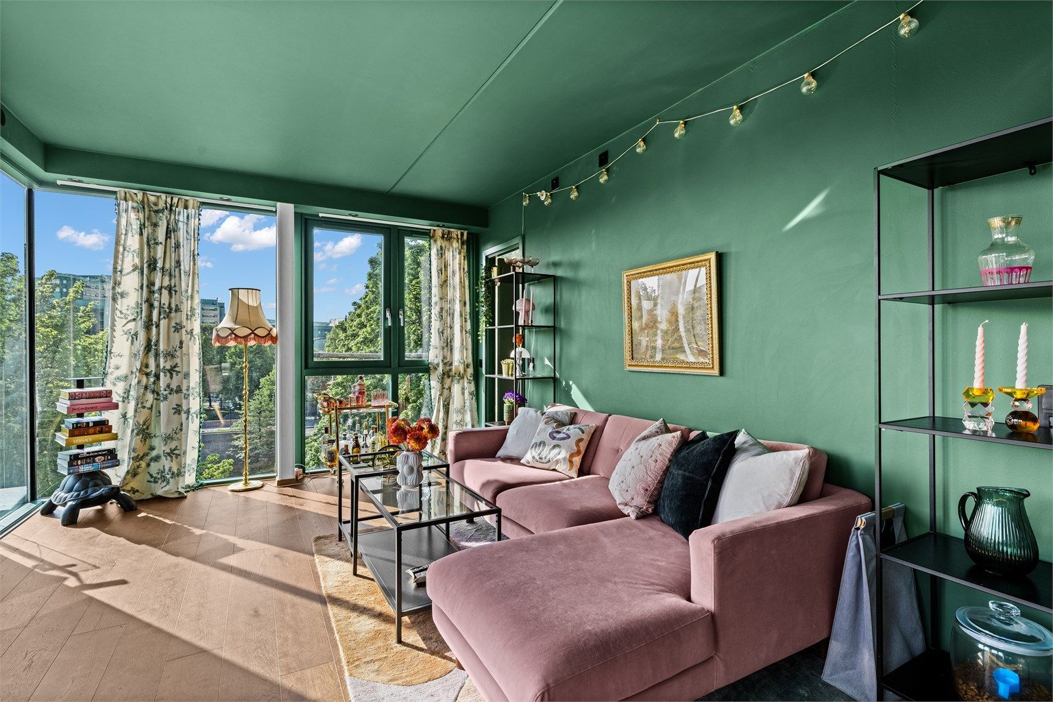 Åpen og luftig stue med god plass til sofagruppe og spisebord. 