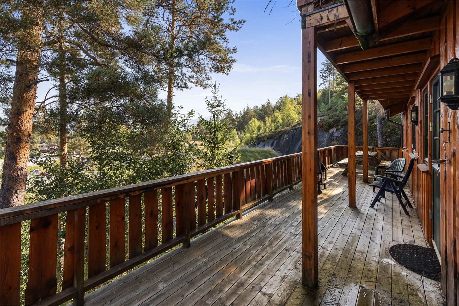 Uteplassen/terrassen er meget usjenert og man har fint utsyn over Vrådal og skisenteret. Ypperlig for en aktiv familie hvor barna kan komme seg til og fra anlegget selv!