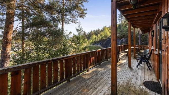 Uteplassen/terrassen er meget usjenert og man har fint utsyn over Vrådal og skisenteret. Ypperlig for en aktiv familie hvor barna kan komme seg til og fra anlegget selv!