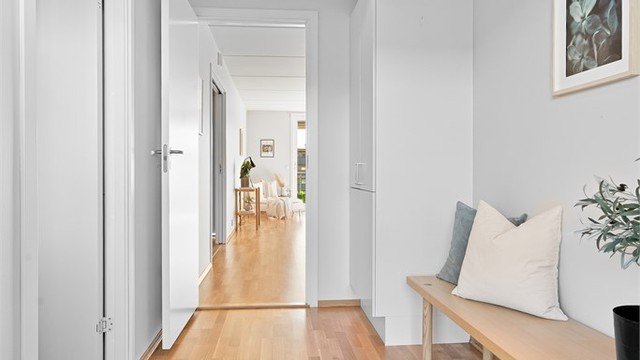 Entre med garderobeskap og god plass for ytterligere oppbevaring.
