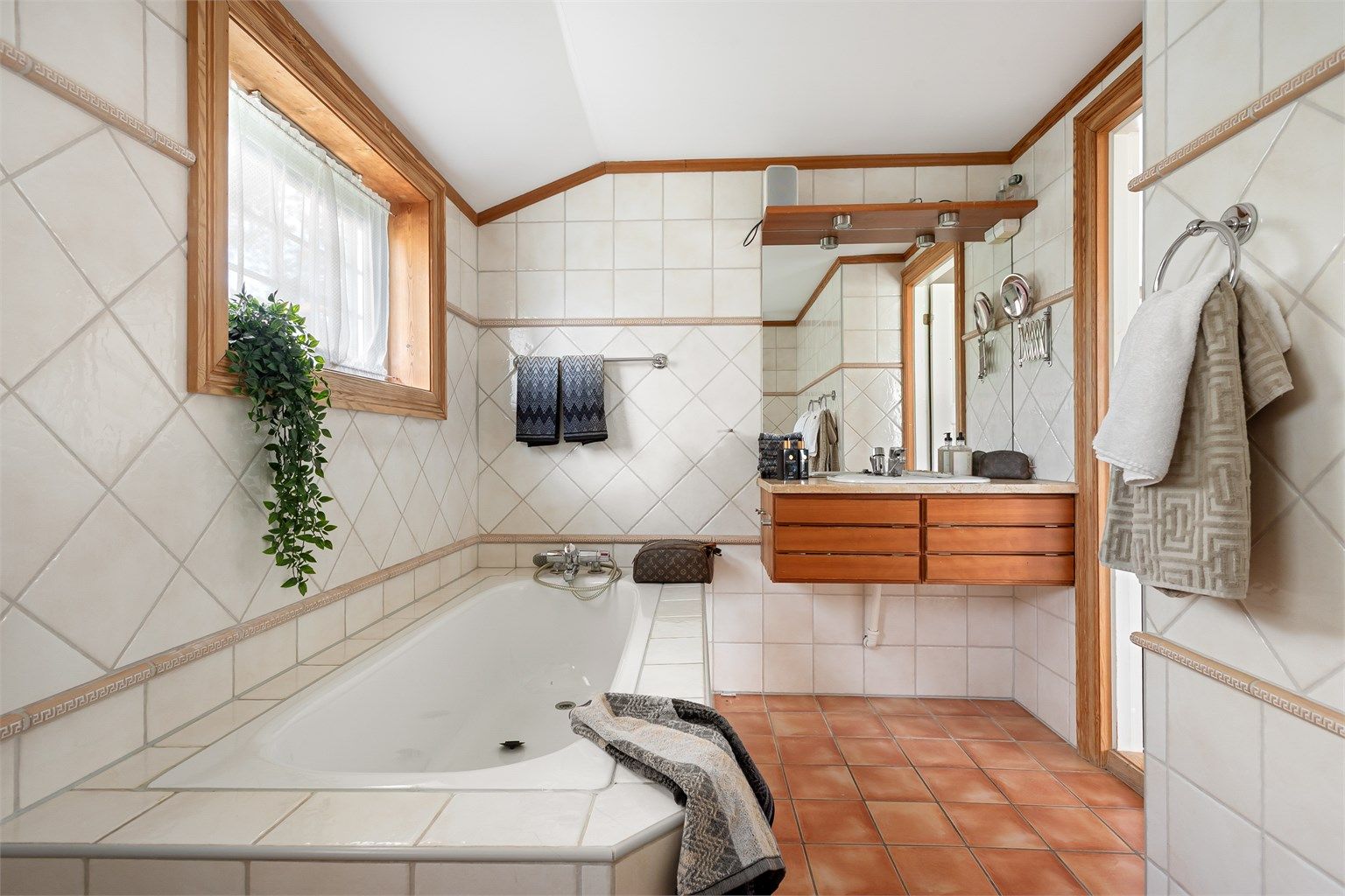 Master bad med gulvvarme. Vegghengt innredning fra Multiform med heltre fronter og benkeplate av lys stein