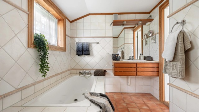 Master bad med gulvvarme. Vegghengt innredning fra Multiform med heltre fronter og benkeplate av lys stein