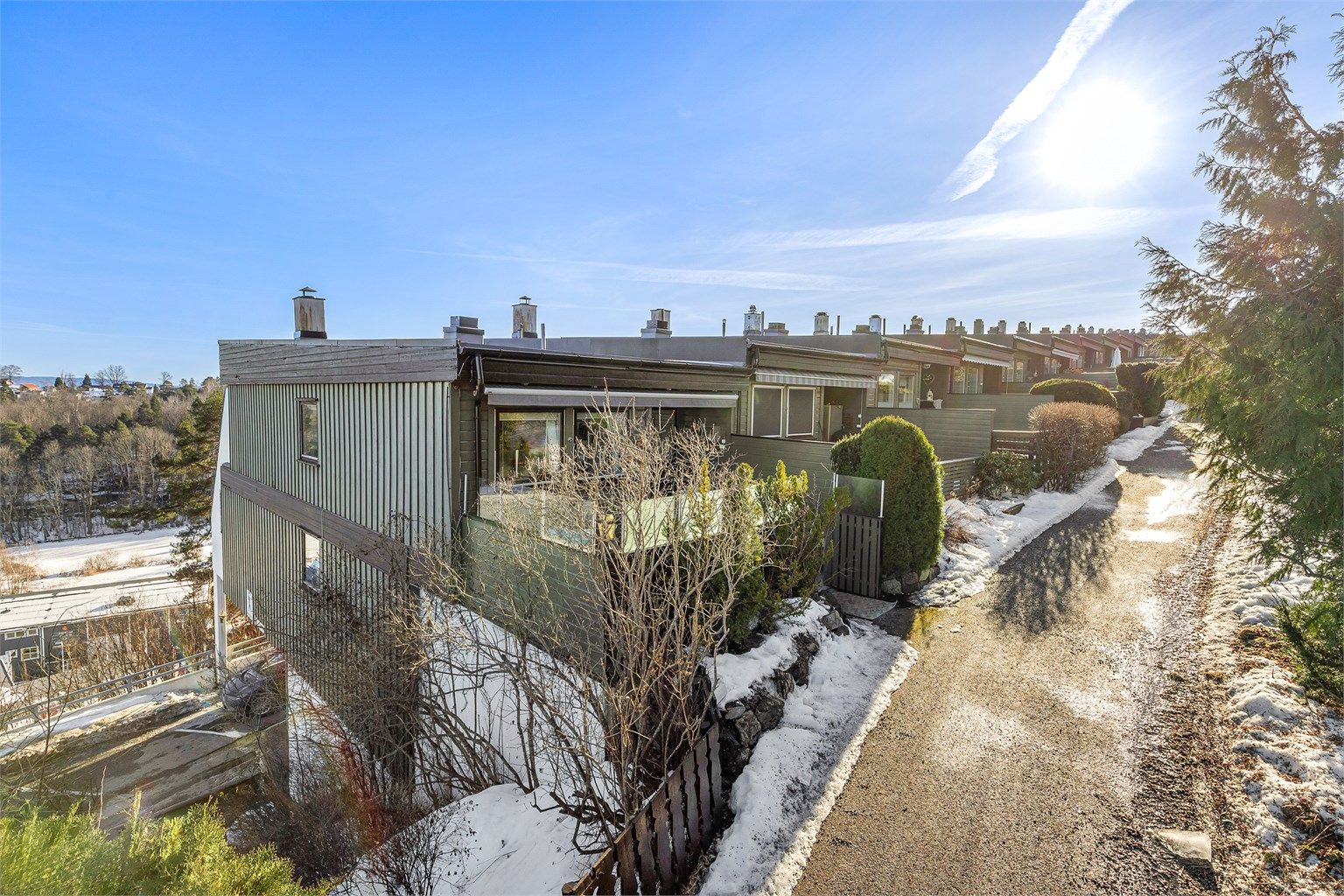 Her får du et innholdsrikt rekkehus beliggende i blindvei, i et svært populært boligområde. Boligen går over 3 etasjer og inneholder 3 soverom, 2 bad, WC-rom, vaskerom, kjøkken, stue, gang, entré og bod/teknisk rom.