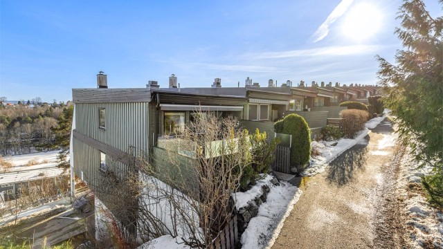 Her får du et innholdsrikt rekkehus beliggende i blindvei, i et svært populært boligområde. Boligen går over 3 etasjer og inneholder 3 soverom, 2 bad, WC-rom, vaskerom, kjøkken, stue, gang, entré og bod/teknisk rom.