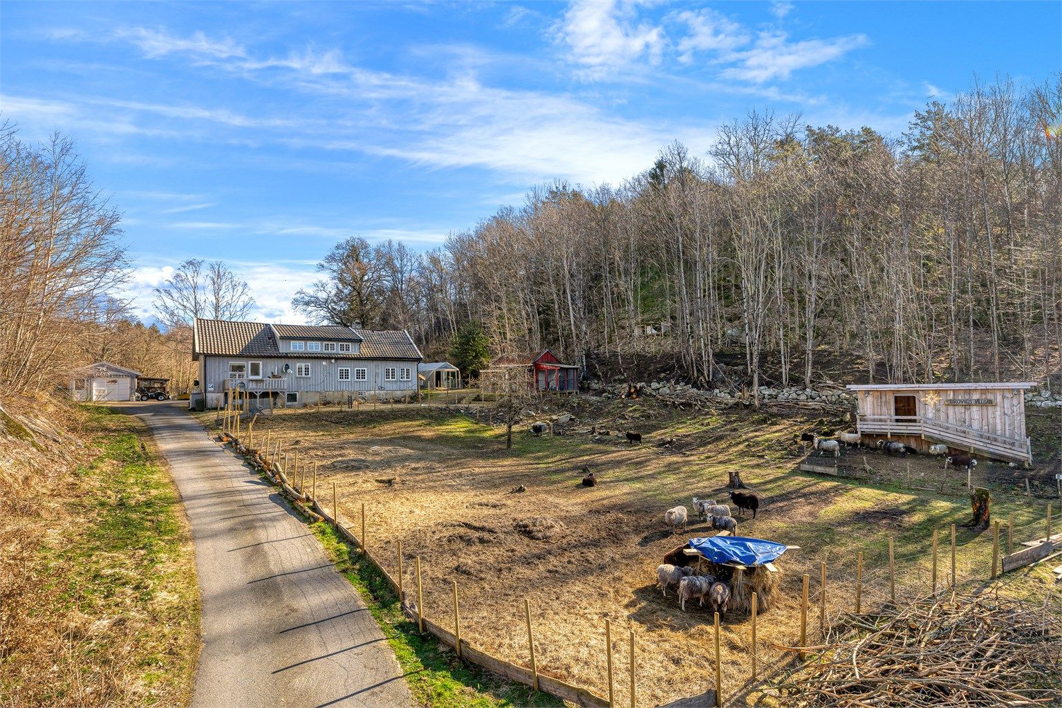 Usjenert inn blindvei. Landlig beliggenhet med stor tomt og nærhet til sjøen.