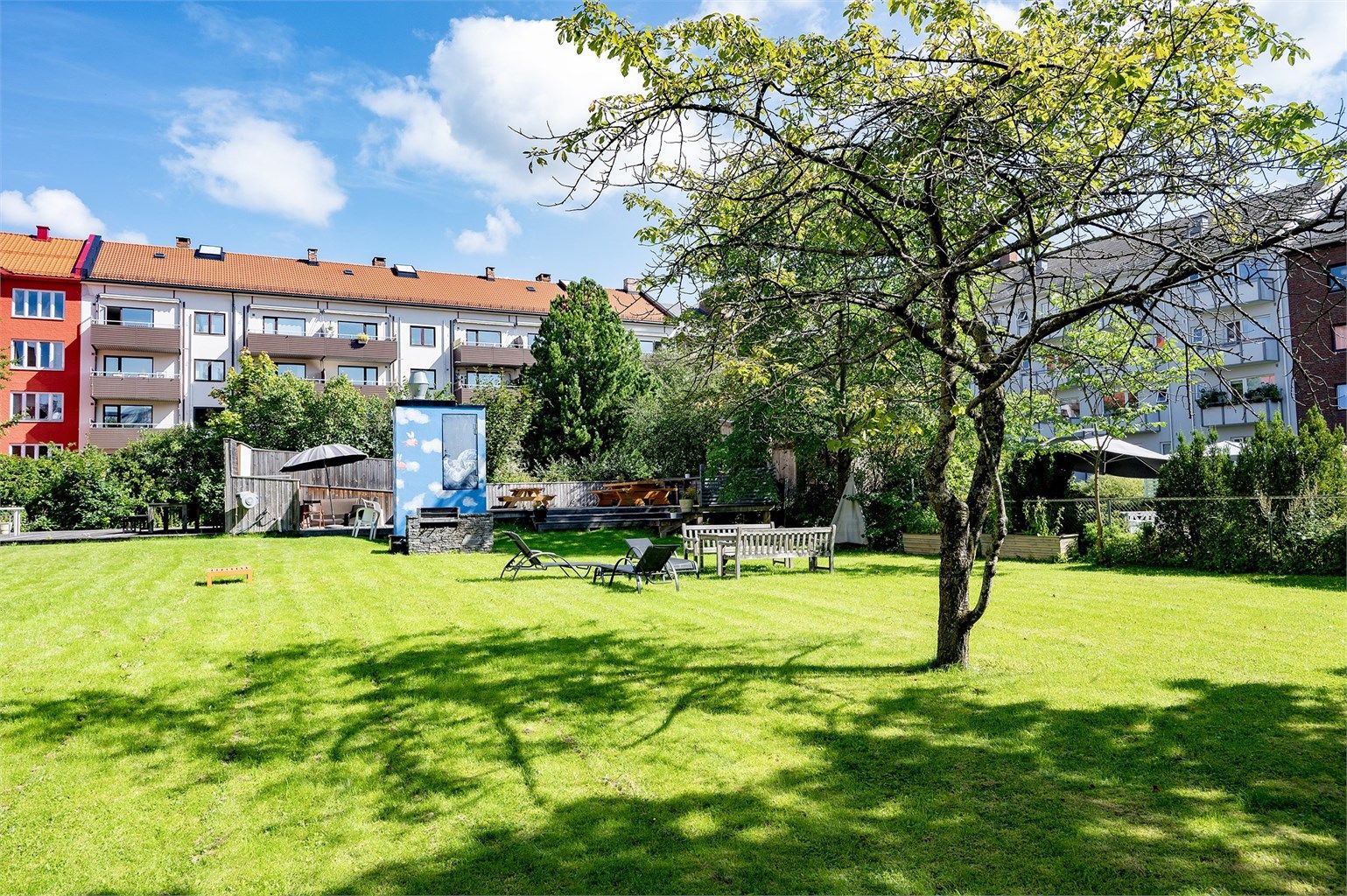 Borettslaget har en felles, fantastisk bakgård som er svært pent opparbeidet. Som beboer har man tilgang på spisegrupper, solstoler, hengekøye, bålpanne, opplegg for prosjektor og skjerm for "kinoopplevelse". 