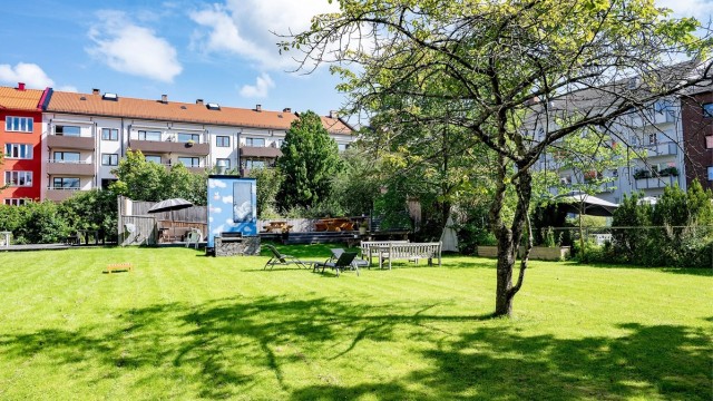 Borettslaget har en felles, fantastisk bakgård som er svært pent opparbeidet. Som beboer har man tilgang på spisegrupper, solstoler, hengekøye, bålpanne, opplegg for prosjektor og skjerm for "kinoopplevelse".