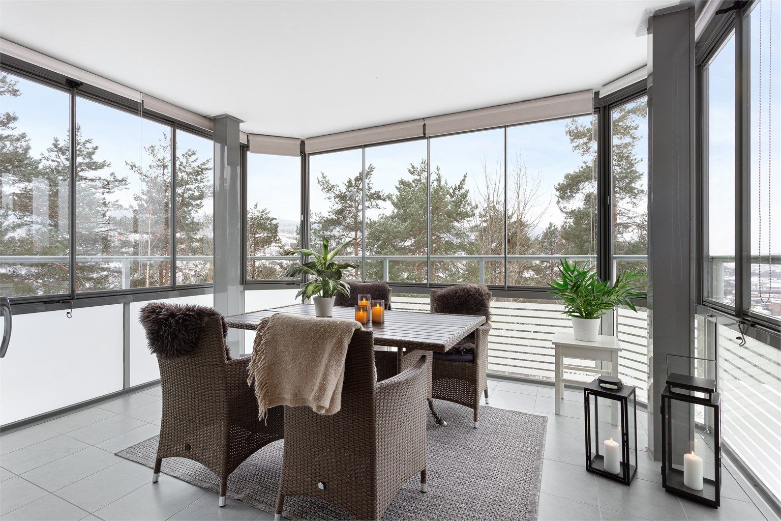 Innglasset balkong med god plass til utemøbler