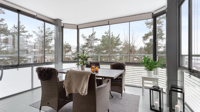 Innglasset balkong med god plass til utemøbler