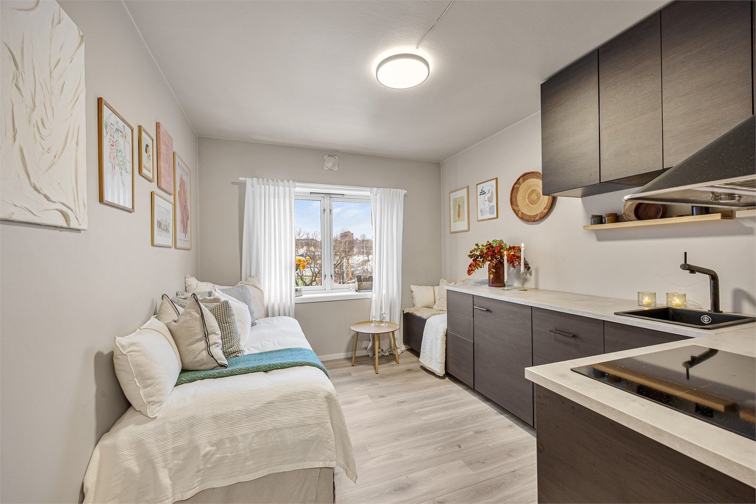 Leiligheten har innbydende fargevalg og smarte løsninger. Leiligheten ble pusset opp i 2020.