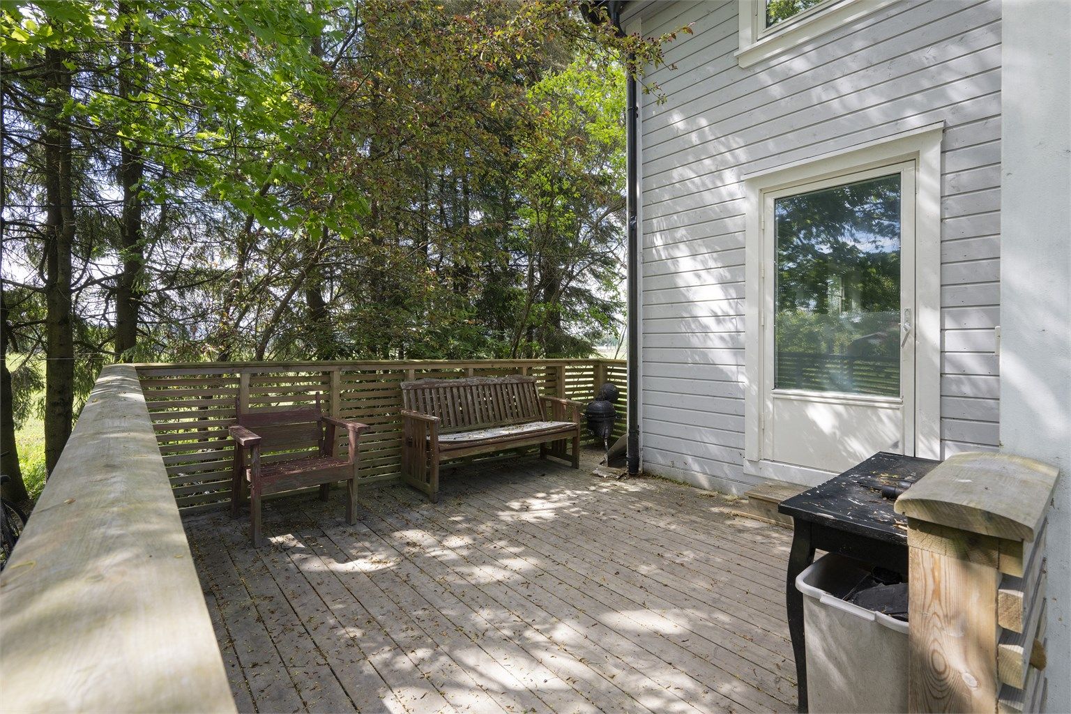 Terrasse på 14 m² med idyllisk utsikt. Flott sted å nyte måltidene og grille sammen med familie og venner på besøk. Det tas spesifikt forbehold om lovligheten. Konsekvens ved søknad kan være at de ikke blir godkjent oppført, og evt må tilbakeføres