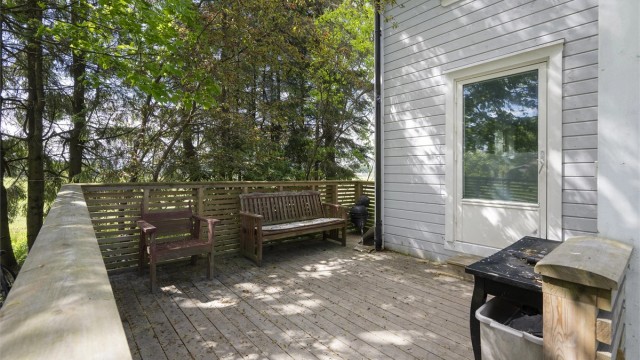 Terrasse på 14 m² med idyllisk utsikt. Flott sted å nyte måltidene og grille sammen med familie og venner på besøk. Det tas spesifikt forbehold om lovligheten. Konsekvens ved søknad kan være at de ikke blir godkjent oppført, og evt må tilbakeføres