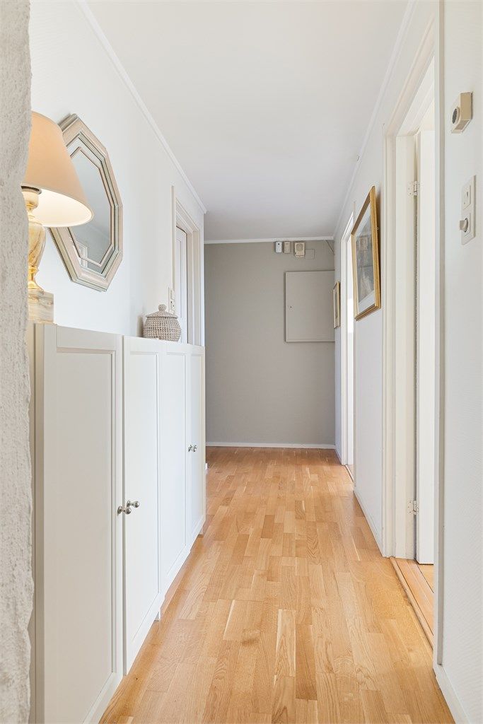 I underetasjen er det gulvvarme i gang, alle soverom og deler av disp. rom benyttet som peisestue.