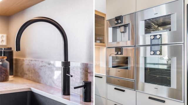 Kjøkkenet har et velassortert utvalg av integrerte hvitevarer, de fleste fra Gaggenau. System for hurtigoppvarming av vann er montert i benkeskap.