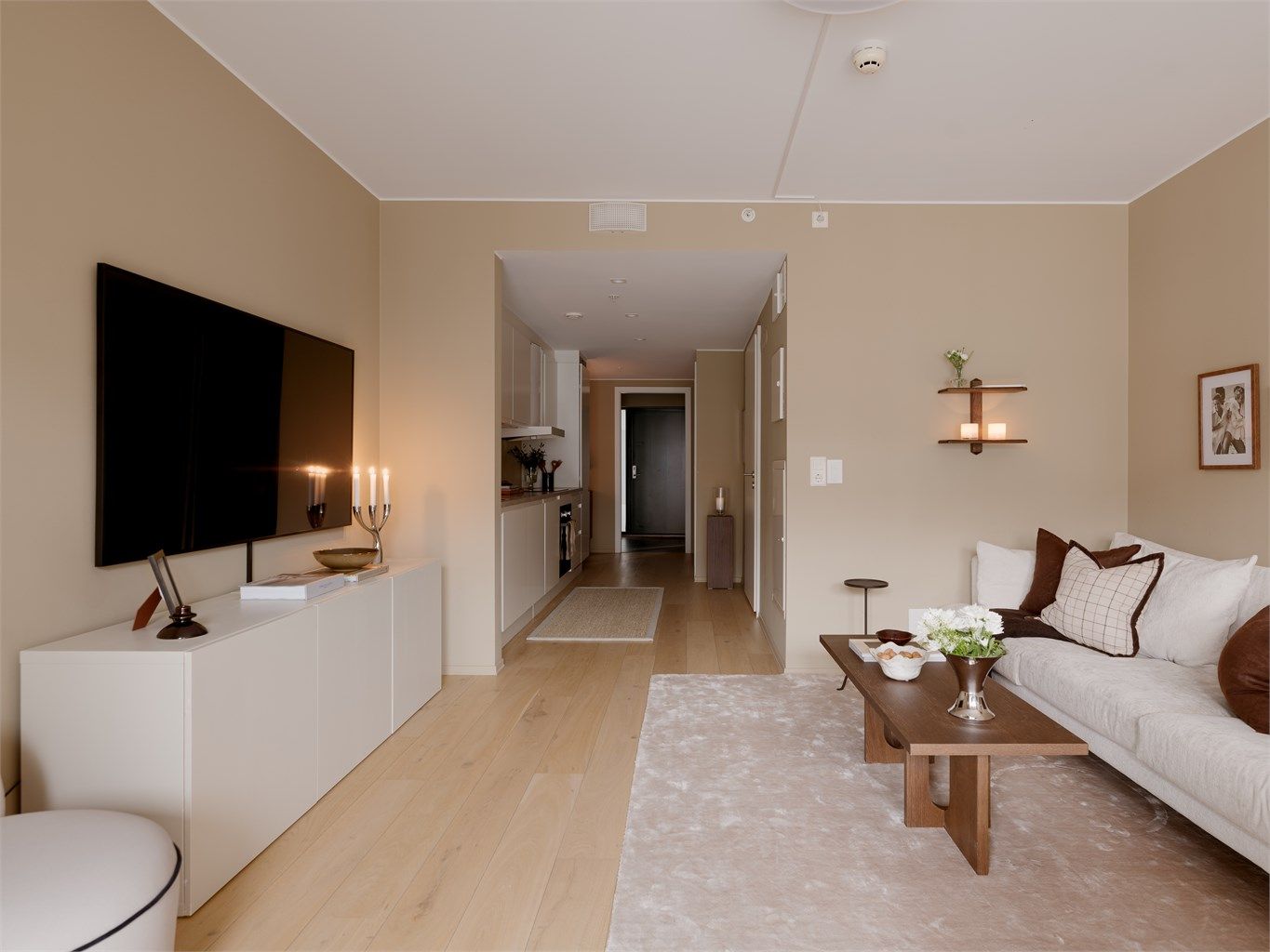 Stuen har en god takhøyde på 2.5m.