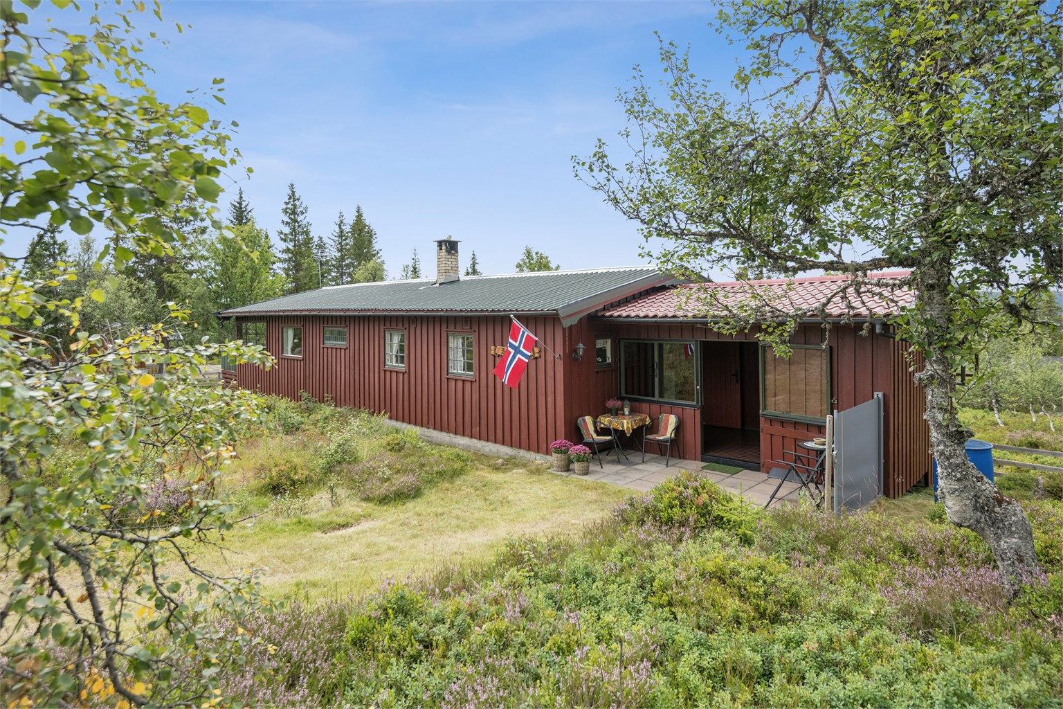 Hyggelig inngangsparti med hellelagt frokostplass mot øst. 