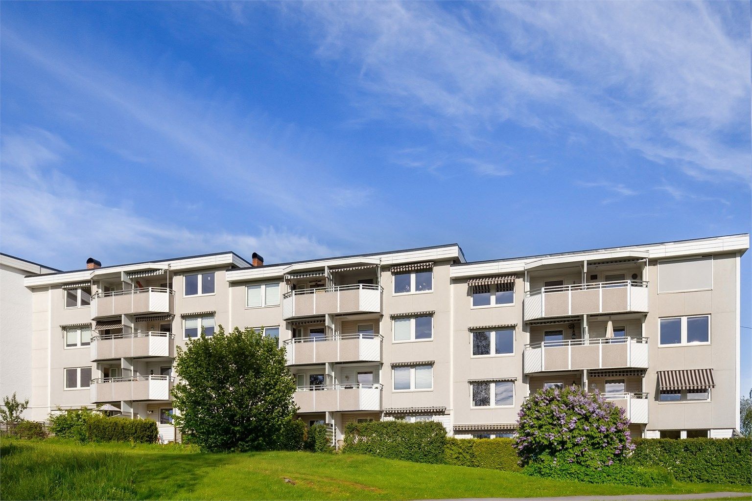 Hele boligfeltet ligger høyt og fritt til på en kolle omkranset av grønne og hyggelig fellesområder. Rolig, barnevennlig og lite trafikkert med utsikt og fantastiske solforhold
