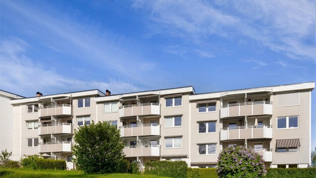 Hele boligfeltet ligger høyt og fritt til på en kolle omkranset av grønne og hyggelig fellesområder. Rolig, barnevennlig og lite trafikkert med utsikt og fantastiske solforhold
