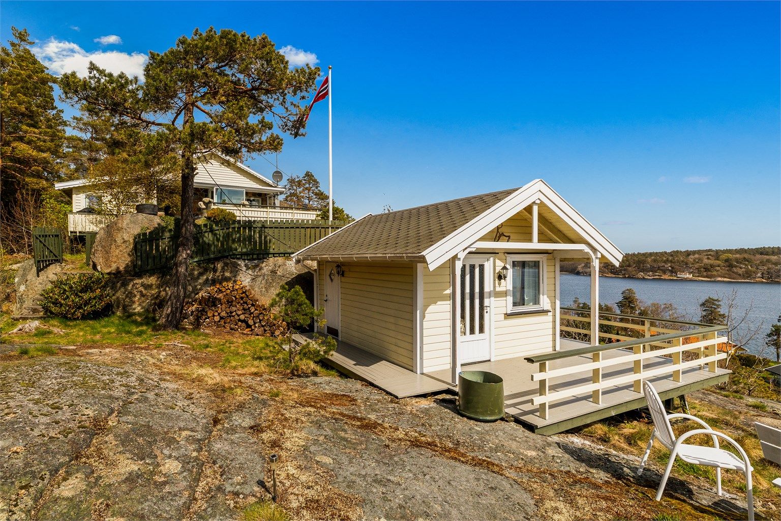 På tomten står et frittstående anneks, perfekt for overnattingsgjester eller for storfamilien.