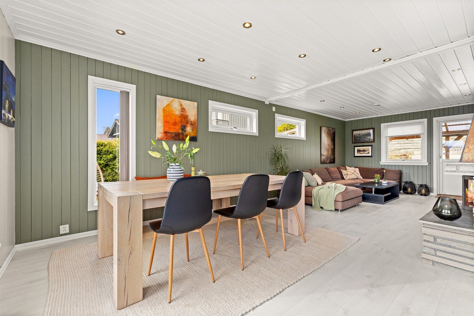 Stua har også fin plass til stort spisestuebord som er praktisk ved middagsbesøk fra familie og venner