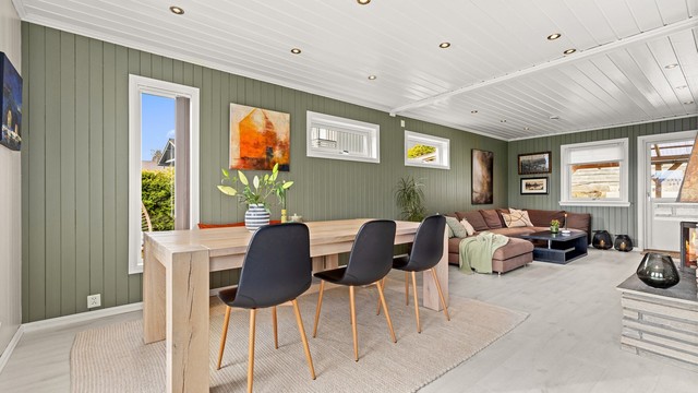 Stua har også fin plass til stort spisestuebord som er praktisk ved middagsbesøk fra familie og venner