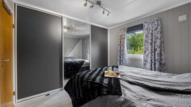 Hovedsoverommet er utstyrt med en stor skyvedørsgarderobe med speilfronter.